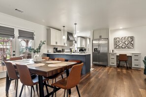 冷蔵庫、電子レンジ、オーブン、コンロ