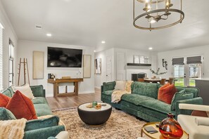 スマートテレビ、暖炉、書庫