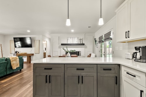 Capstone Manor • Luxe Design • 3bd2ba • Central yet Tranquil