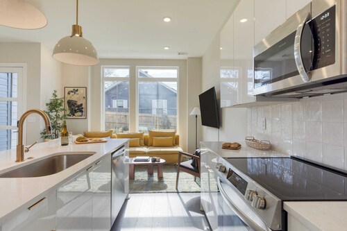 Sleeps 16 2 Modern Townhomes, Minutes to Broadway Lischey & 98 Degrees