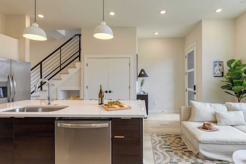 Sleeps 16 2 Modern Townhomes, Minutes to Broadway Lischey & 98 Degrees