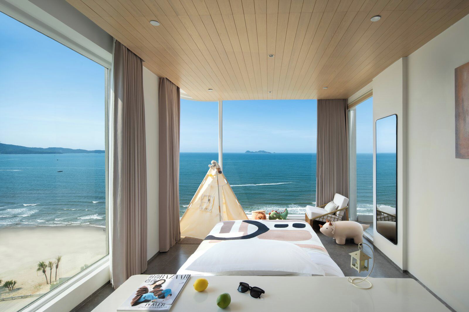 Suite estudio familiar | Minibar, decoración personalizada, muebles diferentes y escritorio 