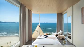 Family Studio Suite | Minibar, individually decorated, individually furnished, desk