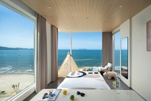 Minibar, decoración personalizada, muebles diferentes y escritorio 