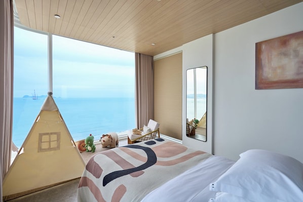 Minibar, decoración personalizada, muebles diferentes y escritorio