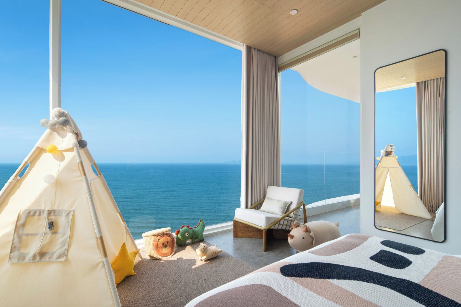 Minibar, individually decorated, individually furnished, desk