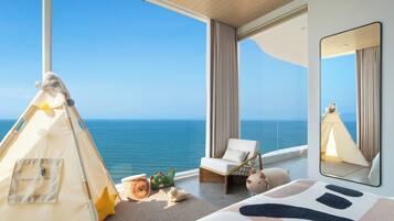 Family Studio Suite | Minibar, individually decorated, individually furnished, desk