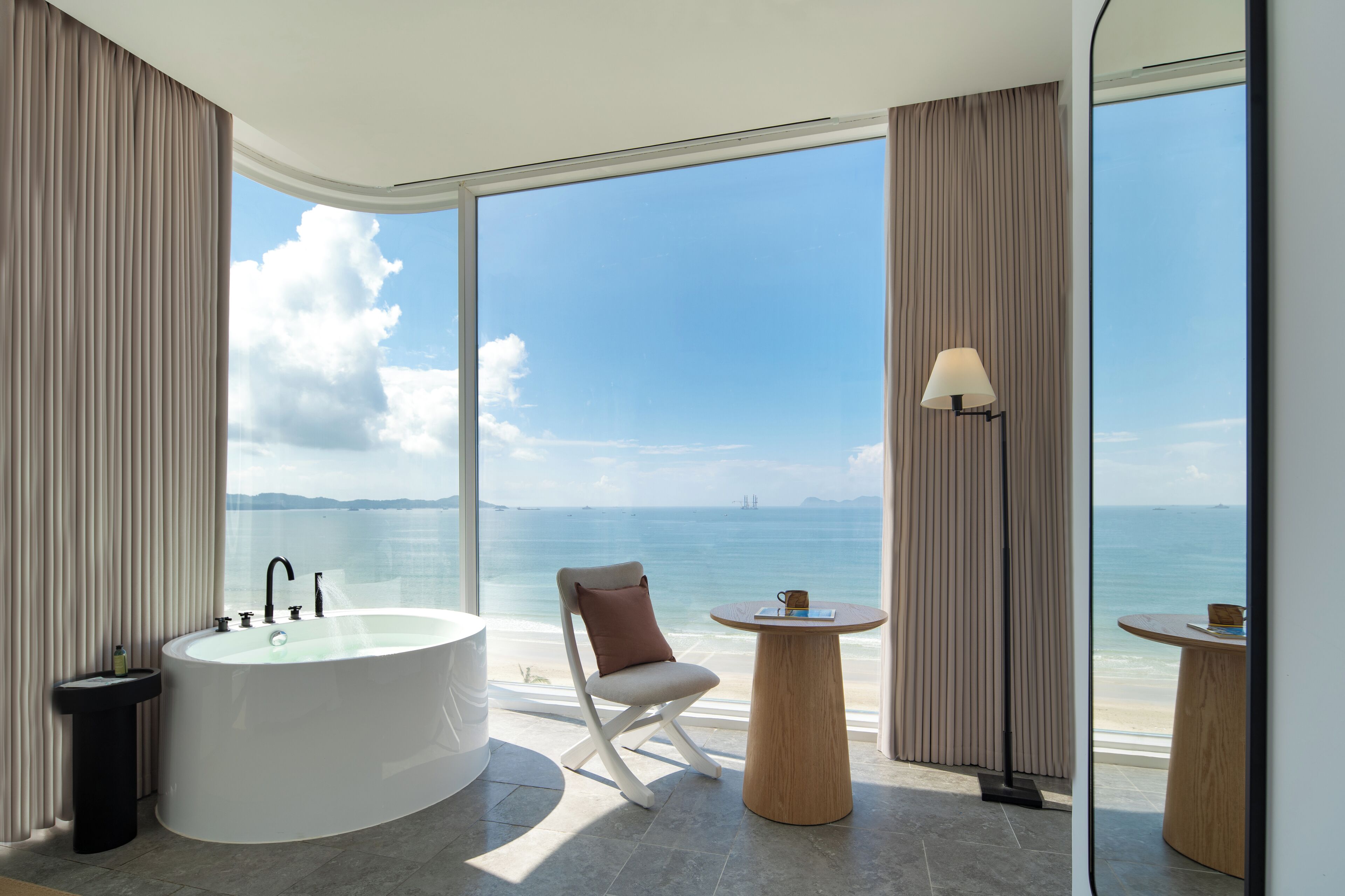 Habitación doble económica | Minibar, decoración personalizada, muebles diferentes y escritorio 