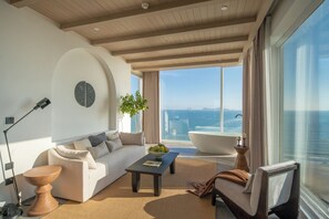 Grand Double Room | Minibar, individually decorated, individually furnished, desk