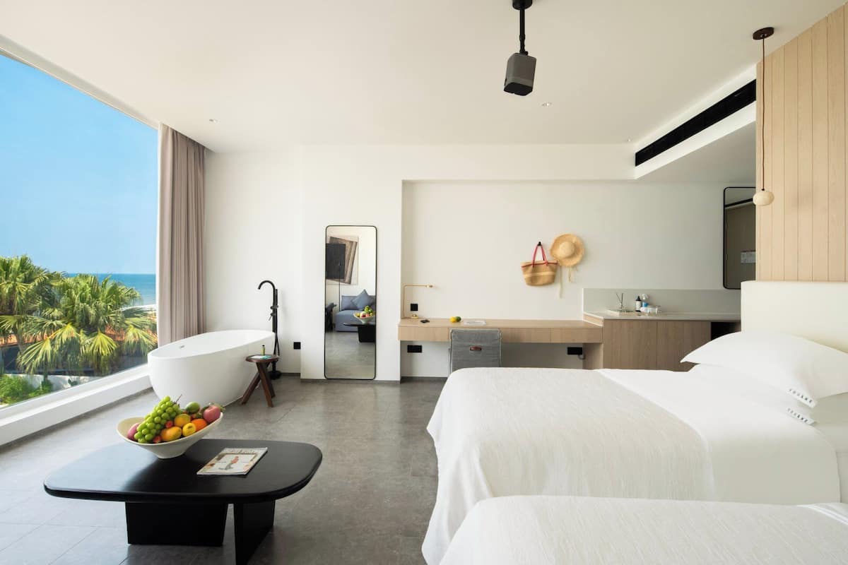 Minibar, decoración personalizada, muebles diferentes y escritorio