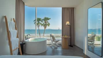 Classic Double Room | Minibar, individually decorated, individually furnished, desk