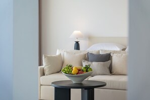 Suite estudio familiar | Minibar, decoración individual, mobiliario individual y escritorio