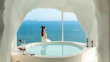 Panoramic Double Room | Minibar, individually decorated, individually furnished, desk