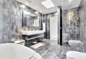 Hårtørrer, håndklæder, Sæbe, Toiletpapir