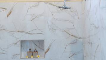 Deluxe Villa | Bathroom shower