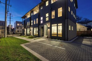 Interior - 2 New Townhomes w/ Balcony, Mins to Broadway, Sleeps 16 98 Degrees & The Stage (Nashville)