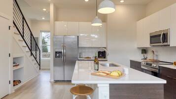 Talo (Multiple Bedrooms) | Sisätilat