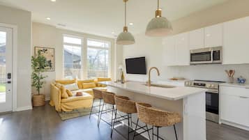 Talo (Multiple Bedrooms) | Sisätilat