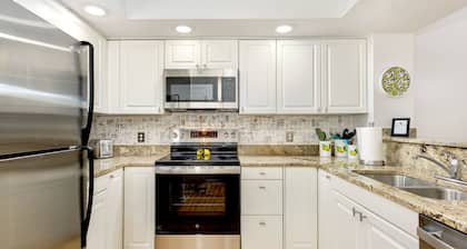 Lazy Lemon; Walk to Koka Booth; Near Wake Med Cary; Well Appointed; Central