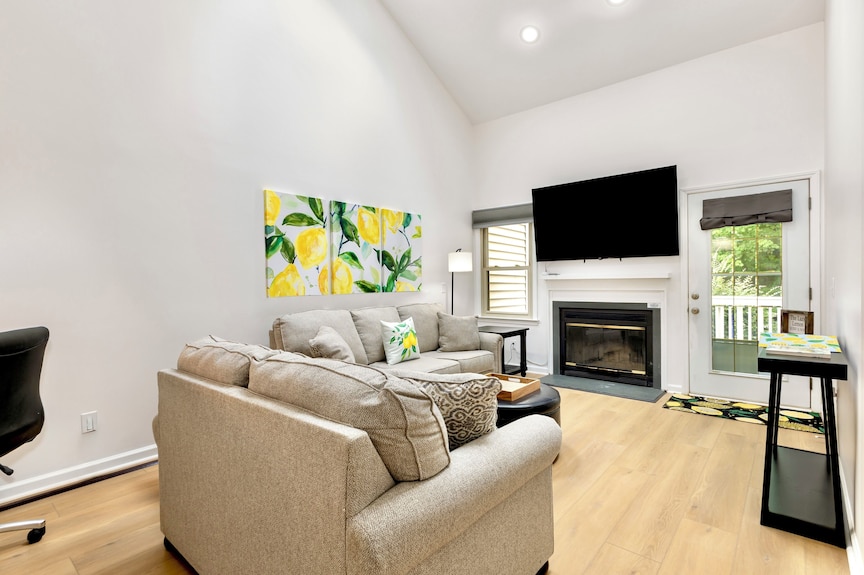 Lazy Lemon; Walk To Koka Booth; Near Wake Med Cary; Well Appointed; Central - Apex, NC
