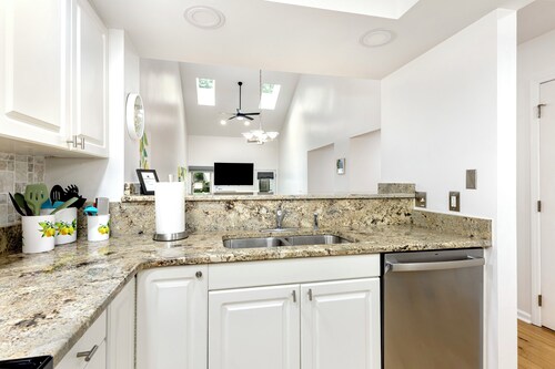 Lazy Lemon; Walk to Koka Booth; Near Wake Med Cary; Well Appointed; Central