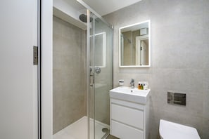 Douche, sèche-cheveux, serviettes fournies