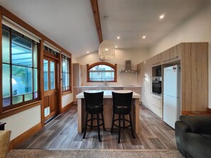 Frigorífico, microondas, horno y placa de cocina