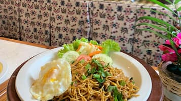 Desayuno a la carta (IDR 65000 por persona)