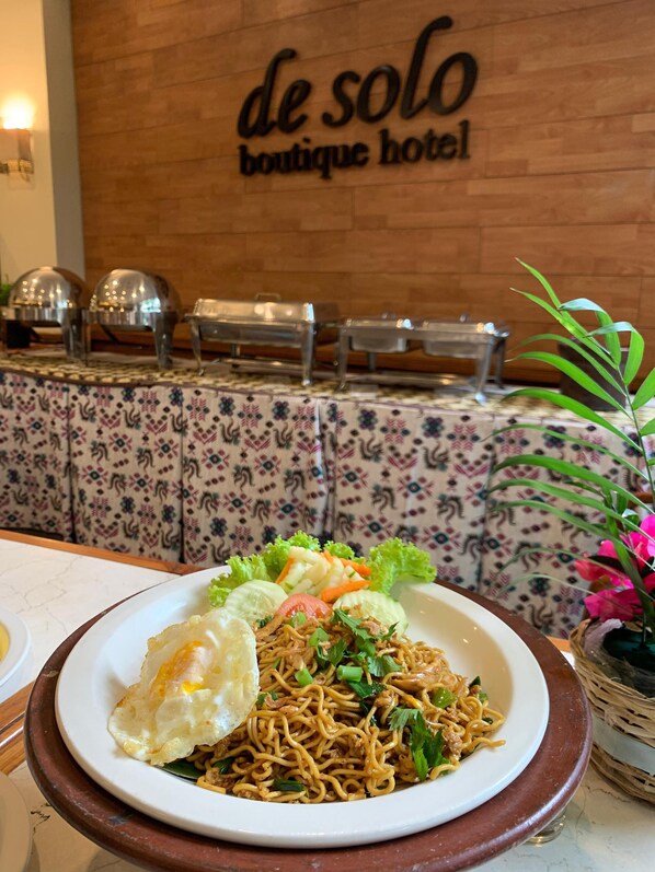 Daily cooked-to-order breakfast (IDR 65000 per person)