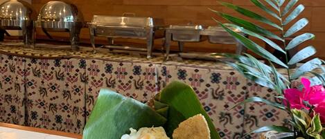 Daily cooked-to-order breakfast (IDR 65000 per person)