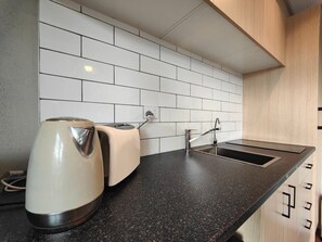 Kühlschrank, Mikrowelle, Toaster, Kochgeschirr/Geschirr/Besteck