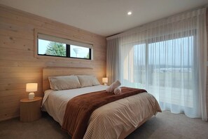 3 slaapkamers, een strijkplank/strijkijzer, wifi, beddengoed