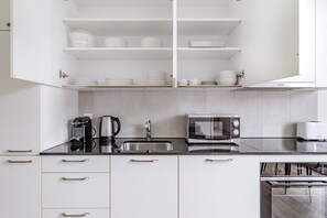 Køleskab, mikrobølgeovn, ovn, kogeplade