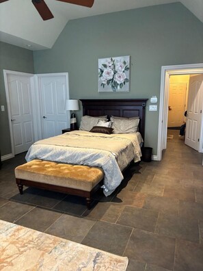 3 室のベッドルーム、デスク、アイロン / アイロン台、WiFi (無料)