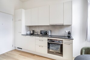 Fridge, microwave, oven, stovetop - Blueground | Seebach, washer, nr Zürich Zoo (Zurich)