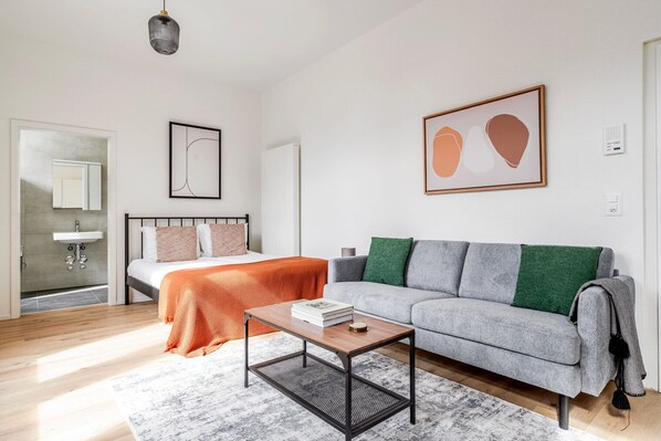 Iron/ironing board, WiFi, bed sheets - Blueground | Seebach, washer, nr Zürich Zoo (Zurich)