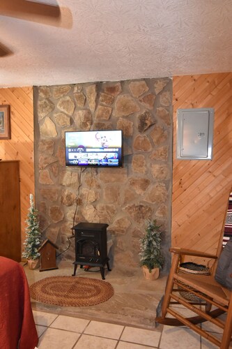 Cozy pondside cabin near Laurel Lake with full kitchen and laundry