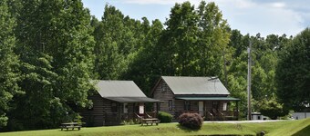 Cozy pondside cabin near Laurel Lake with full kitchen and laundry