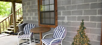 Cozy pondside cabin near Laurel Lake with full kitchen and laundry