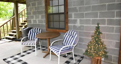 Cozy pondside cabin near Laurel Lake with full kitchen and laundry