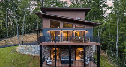 Luxe Cabin w/ Hot Tub, Views & Game Room Sleeps 10 Do Good Holler by Avantstay