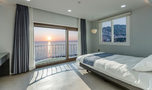 Sunrise Castle Pension