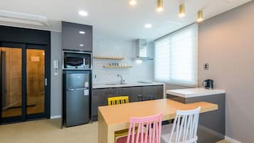 18 Pyeong Fantastic Ocean View Couple Room | 私人廚房 | 雪櫃、微波爐、廚房用具/餐具/器皿