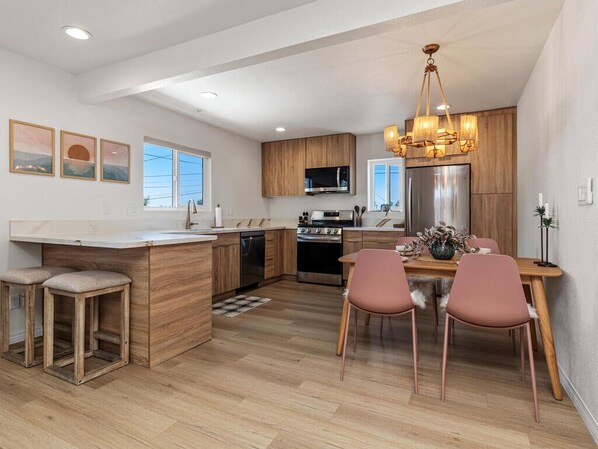 ثلاجة، ميكروويف، فرن، موقد طهي مسطح