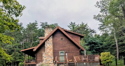 The Cozy Cabin, 4 BR, 2 bath home on 5 private acres in NE PA. Family Friendly!
