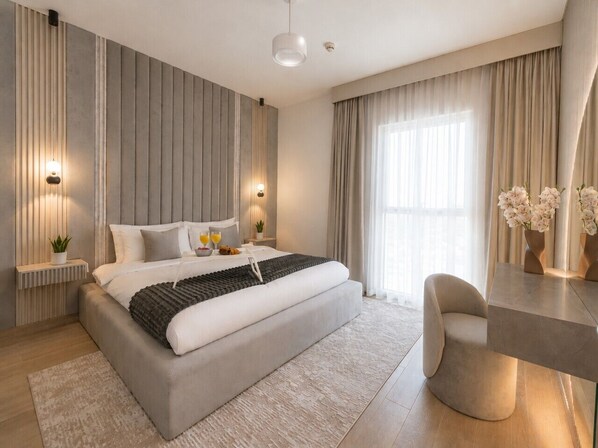1 chambre, bureau, fer et planche à repasser, lit de bébé portatif