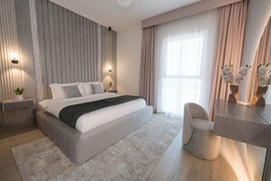 1 chambre, bureau, fer et planche à repasser, lit parapluie