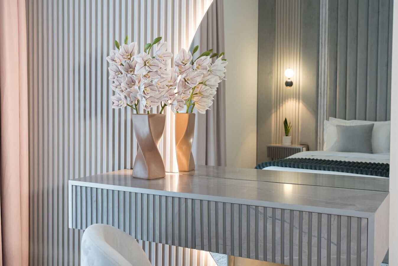 1 habitación, escritorio, tabla de planchar con plancha y cuna de viaje 