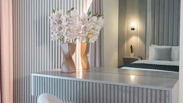 1 habitación, escritorio, tabla de planchar con plancha y cuna de viaje