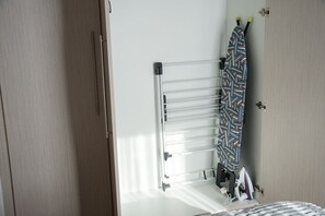 1 habitación, escritorio, tabla de planchar con plancha y cuna de viaje 